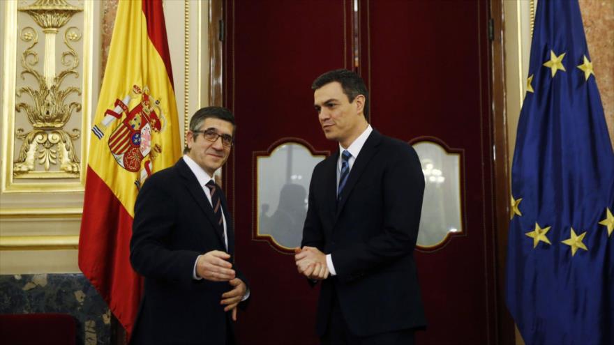 El líder del PSOE, Pedro Sánchez (derecha), se reúne con el presidente del Congreso español, Patxi López, 15 de febrero de 2016.