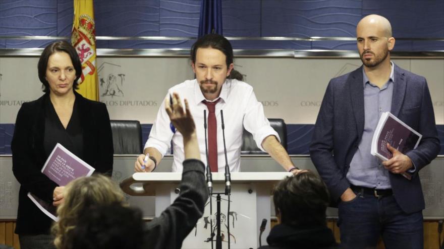 Pablo Iglesias, el líder de Podemos (centro), presenta ante los medios un documento con las propuestas de gobierno al PSOE desde el Congreso de los Diputados en Madrid, capital española, 15 de febrero de 2016.