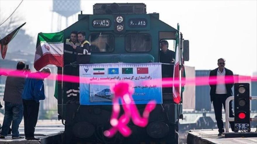 El primer tren que conecta China con Irán a través de la antigua Ruta de la Seda ha llegado a Teherán, capital iraní, 15 de febrero de 2016.