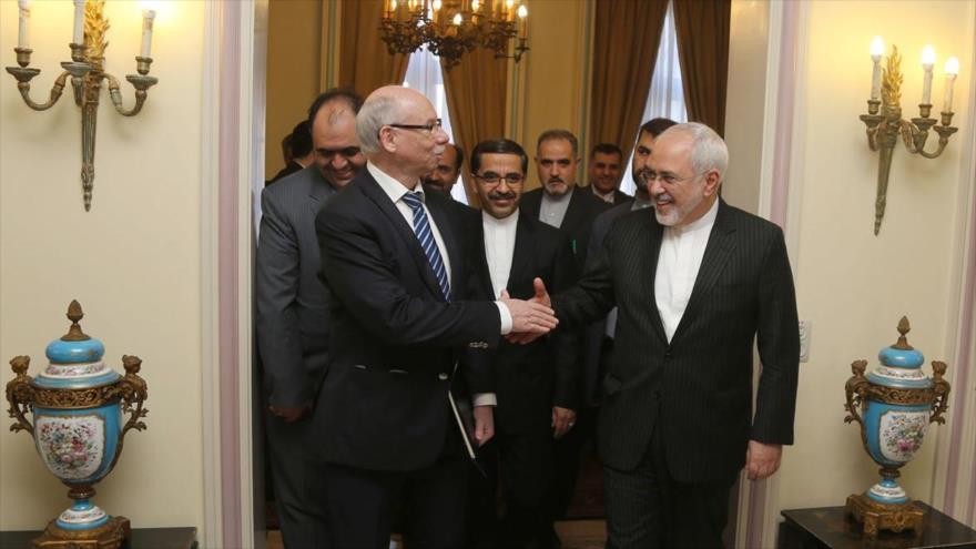 El canciller iraní, Mohamad Yavad Zarif (dcha.), junto con el presidente del Grupo del Partido Popular Europeo para las relaciones con Irán, Janusz Lewandowski, 15 de febrero de 2016.