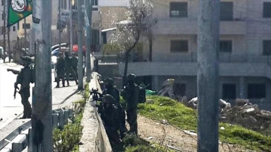 Las fuerzas israelíes toman posición para atacar a los palestinos en el campo de refugiados Al-Amari, en Ramalá (ocupada Cisjordania), 15 de febrero de 2016.