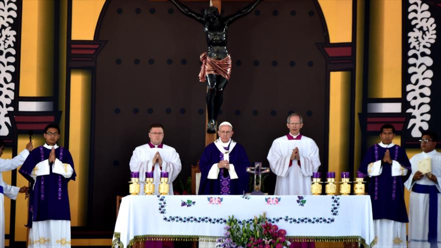 El papa Francisco antes de ofrecer su discurso ante miles de indígenas en el estado mexicano de Chiapas, 15 de febrero de 2016.