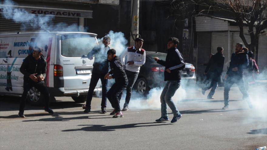 Manifestantes kurdos lanzan piedras contra la policía turca en Diyarbakir. 