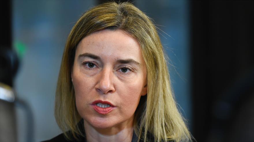 Jefa de la Diplomacia de la Unión Europea (UE), Federica Mogherini, llega para participar en un consejo de ministros del bloque comunitario en Bruselas (capital belga), 15 de febrero de 2016.