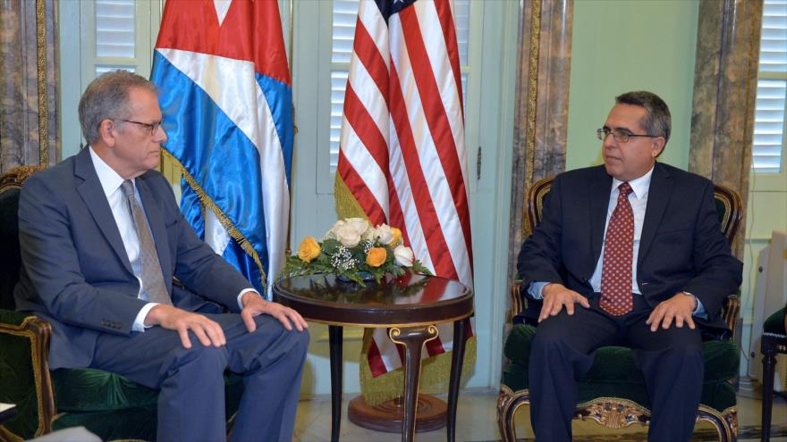 Responsable de la Sección de Intereses de EE.UU., Jeffrey DeLaurentis (izda.), durante una reunión con viceministro primero de Asuntos Exteriores de Cuba, Marcelino Medina, en La Habana (capital cubana), 1 de julio de 2015.