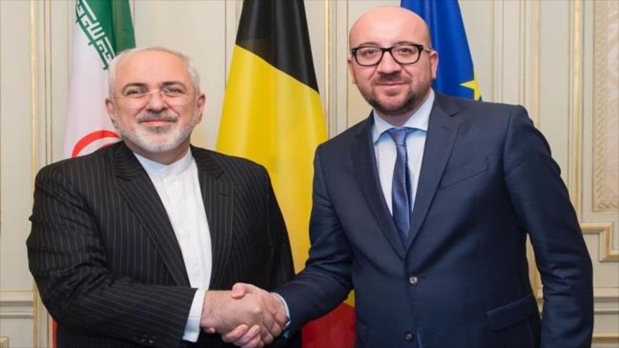 El canciller iraní, Mohamad Yavad Zarif (izda.), saluda al primer ministro belga, Charles Michel en Bruselas, capital de Bélgica, 15 de febrero de 2016.