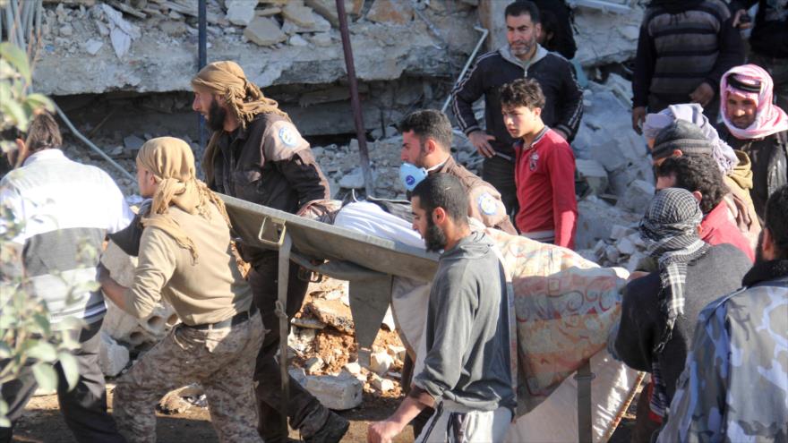 Sirios trasladan a las víctimas de ataques perpetrados contra un hospital de Médicos Sin Fronteras (MSF) en Maaret Al-Numan, en la provincia de Idlib, 15 de febrero de 2016.
