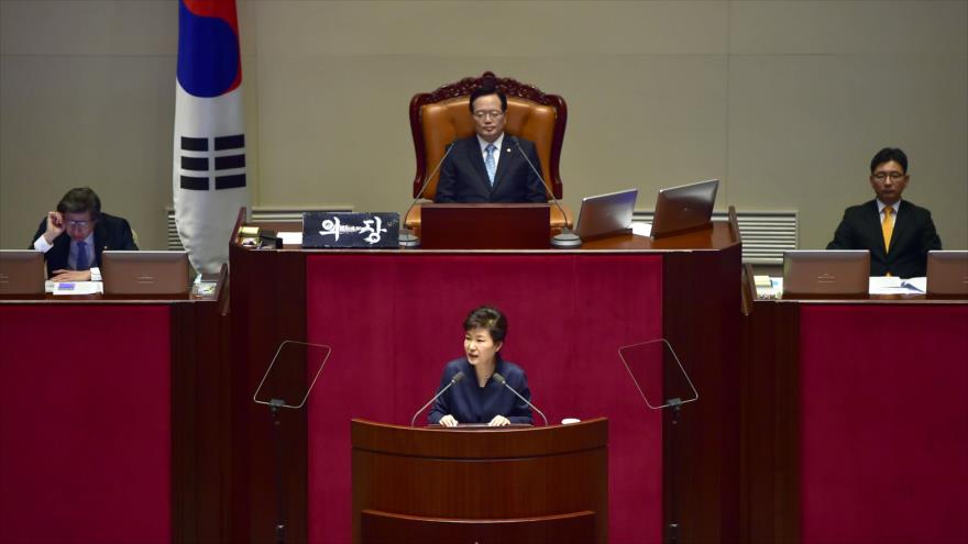 La presidenta surcoreana, Park Geun-hye ofrece un discurso ante la Asamblea Nacional de Corea del Sur, 16 de febrero de 2016.