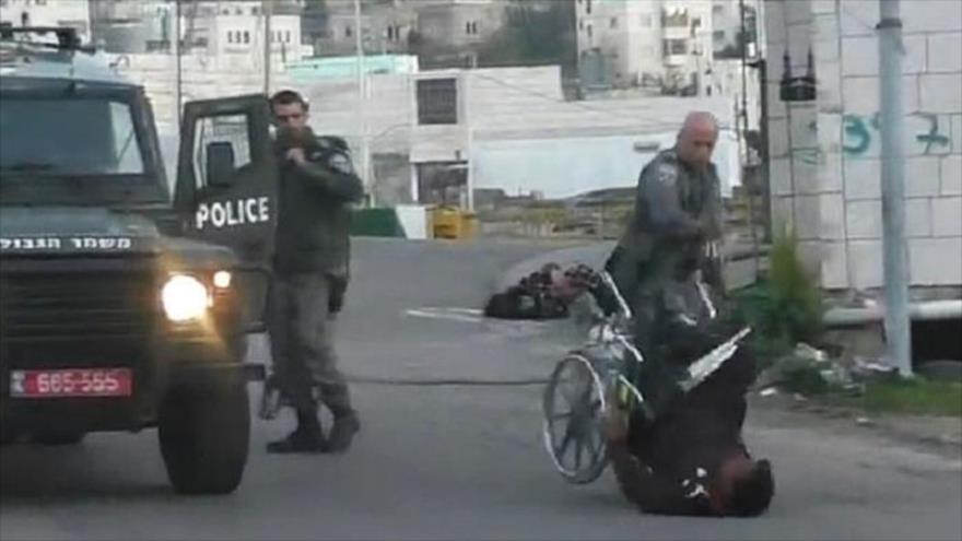 Video: Policía israelí dispara a una menor palestina e impide su auxilio