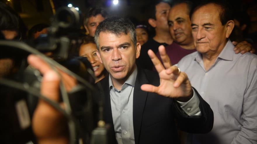 El candidato presidencial peruano Julio Guzmán llega al Jurado Nacional de Elecciones (JNE) en Lima, capital, 15 de febrero de 2016. 