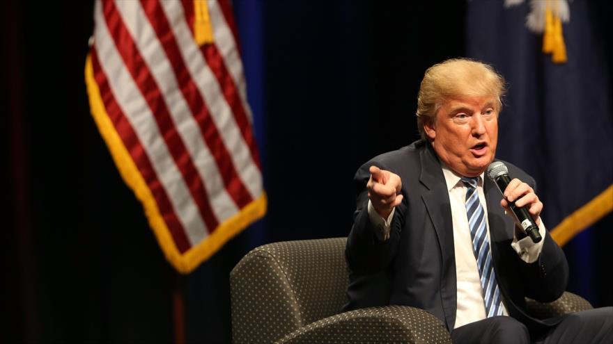 Precandidato republicano a la Presidencia de EE.UU. Donald Trump habla durante su campaña electoral en el estado de Carolina del Sur (sureste), 16 de febrero de 2016.