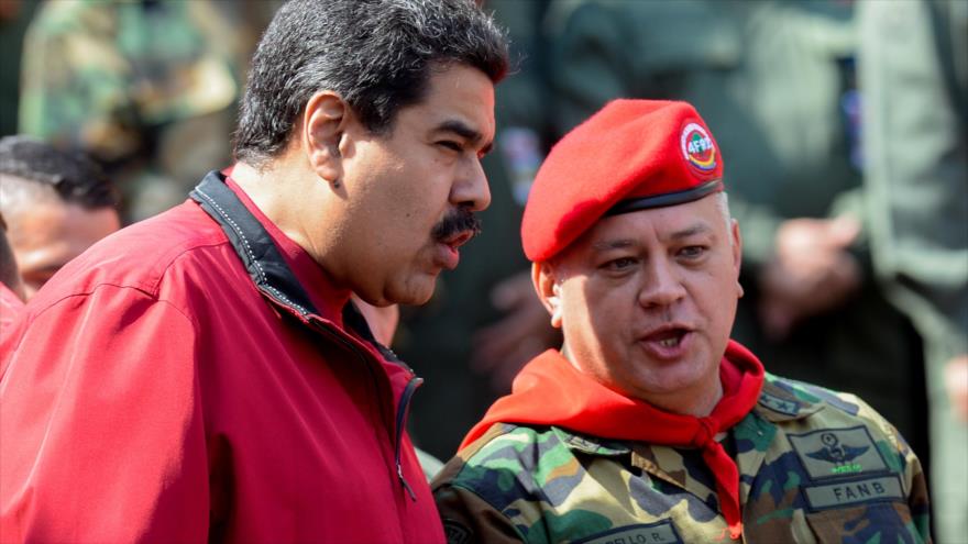 El expresidente del Parlamento venezolano y actual diputado Diosdado Cabello (drcha.) y el presidente venezolano, Nicolás Maduro.