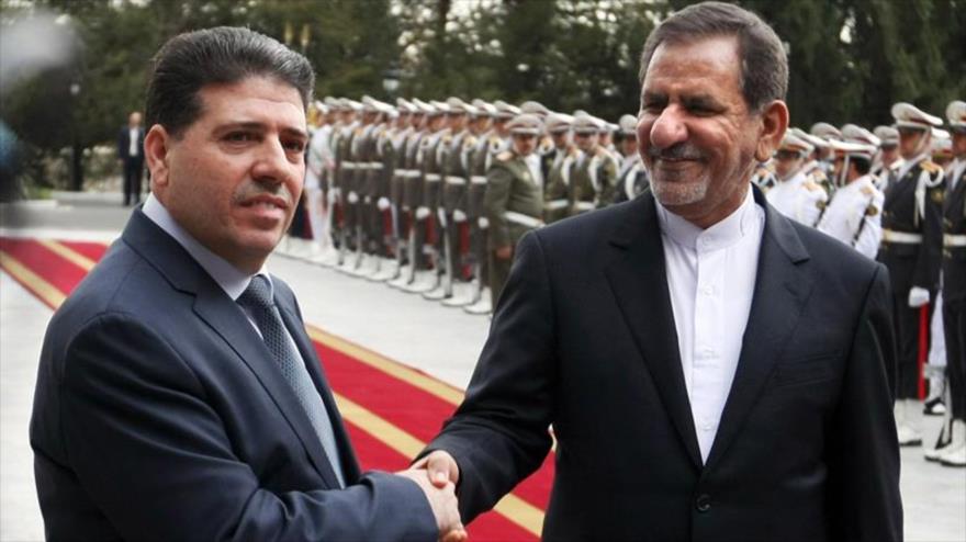 El primer vicepresidente iraní, Eshaq Yahanguiri(dcha.) recibe al primer ministro sirio, Wael al-Halqi, en la capitalina ciudad de Teherán. 15 de diciembre de 2015