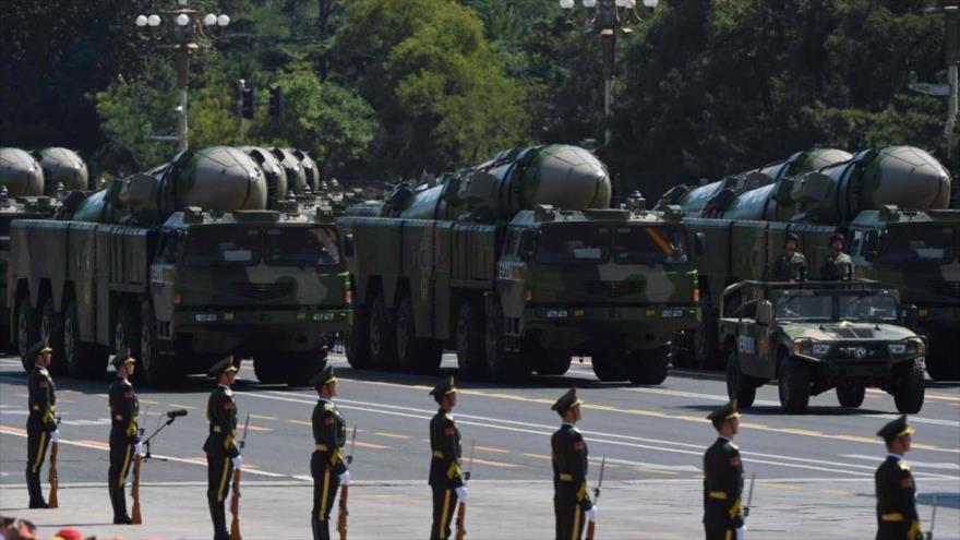 Vehículos militares llevan misiles balísticos DF-21D en Pekín, capital china.