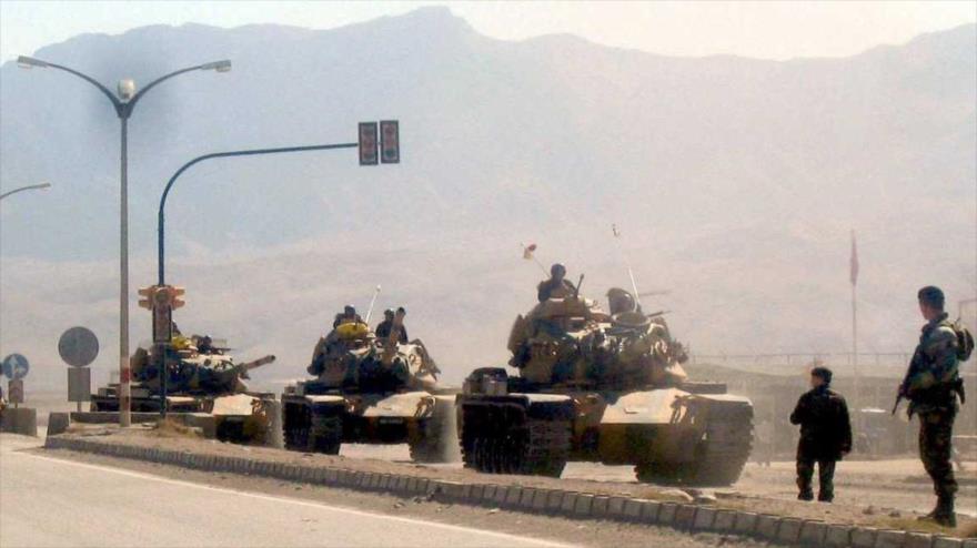 Tanques turcos destinados en una operación contra el PKK.