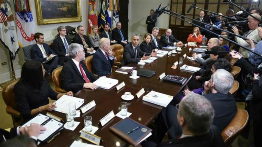 El presidente de EE. UU., Barack Obama (centro), habla después de una reunión con los miembros de su equipo de seguridad nacional sobre la seguridad cibernética, 9 de febrero de 2016.