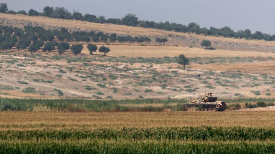 Militares turcos patrullan la localidad cerca de la frontera con Siria.
