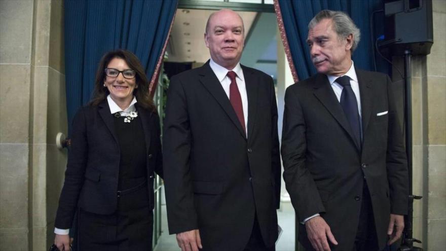 Rodrigo Malmierca (centro), junto al exsecretario de Comercio estadounidense Carlos Gutiérrez (dcha.) y la presidenta del Consejo Empresarial de Estados Unidos-Cuba, Jodi Bond.