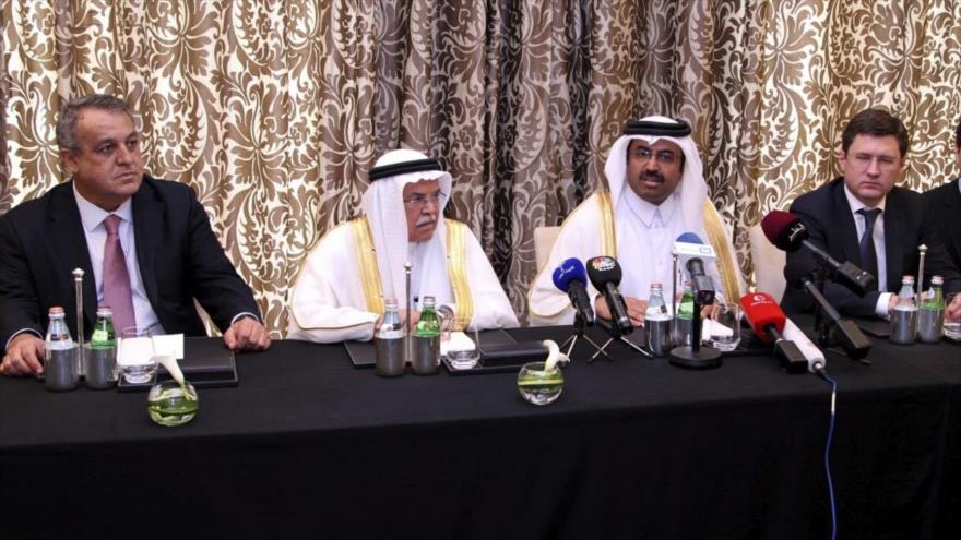 El ministro venezolano de Petróleo, Eulogio del Pino, (izq.) el ministro saudí de Petróleo y Recursos Minerales, Ali al Nuaimi, el ministro catarí de Energía e Industria y presidente de turno de la Organización de Países Exportadores de Petróleo (OPEP), Mohamed Saleh al Sada, y el titular ruso de Energía, Alexander Novak, Doha, Catar 16 de febrero 2016.