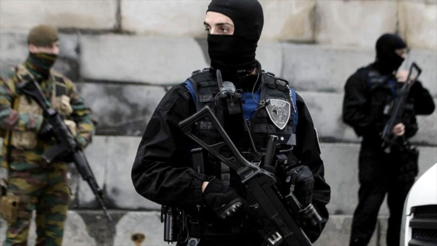 Policías belgas desplegados tras los atentados de París, la capital de Francia.