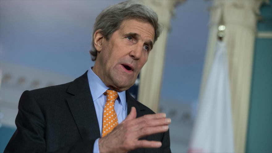 El secretario de Estado estadounidense, John Kerry, habla con periodistas en el Departamento de Estado en Washington (noroeste de EE.UU.), 17 de febrero de 2016.