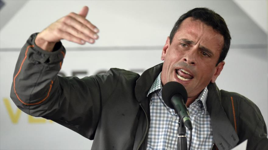 El dirigente opositor venezolano Henrique Capriles ofrece un discurso durante un acto público celebrado en la capital de Venezuela, Caracas. 17 de febrero de 2016