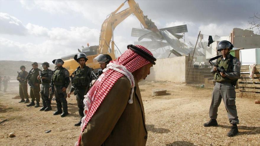 Fuerzas israelíes destruyen una casa palestina.