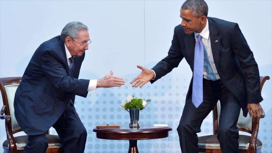 El presidente estadounidense, Barack Obama (dcha.), y el presidente de Cuba, Raúl Castro, se incorporan para estrecharse la mano durante una reunión en el marco de la VII Cumbre de las Américas en el Centro de Convenciones Atlapa, en la Ciudad de Panamá, capital del país homónimo. 11 de abril de 2015