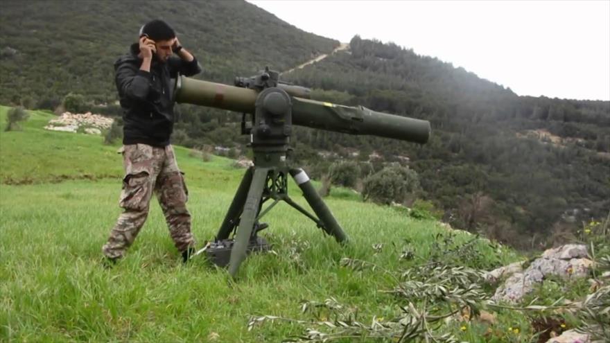 Un integrante del llamado Ejército Libre de Siria (ELS) utiliza misiles guiados antitanque TOW, de producción estadounidense.