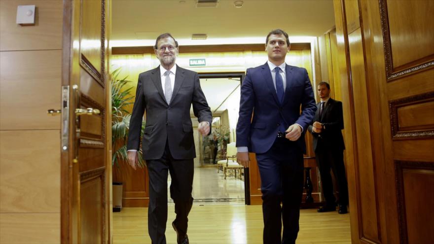 El presidente en funciones del Gobierno de España, Mariano Rajoy (izda.), junto al líder de Ciudadanos, Albert Rivera, 11 de febrero de 2016.