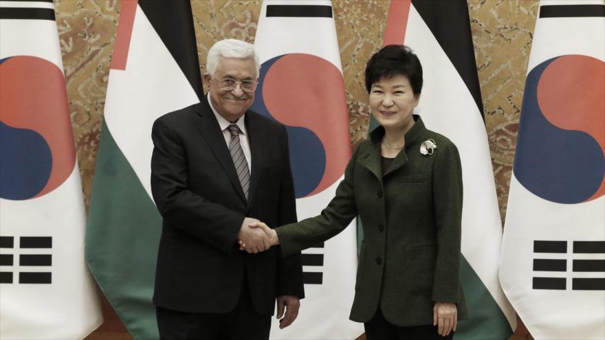 El presidente del Estado palestino, Mahmud Abás (izda.) se da la mano con la presidenta de Corea del Sur, Park Geun-hye, durante su reunión en Seúl, 18 de febrero de 2016.