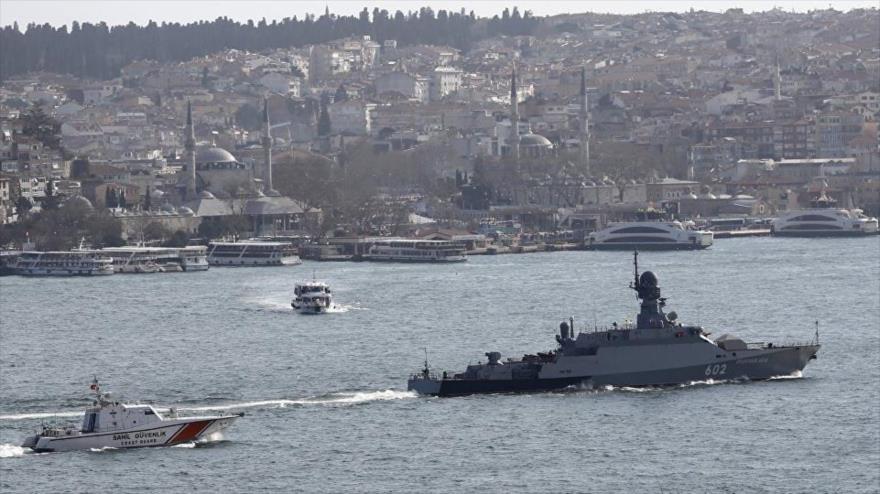 La corbeta Zeleni Dol (dcha.) escoltada a su paso por barcos de la Guardia Costera de Turquía cuando se dirige al mar Mediterráneo, 14 de febrero de 2016.