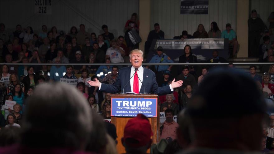 El precandidato presidencial republicano de EE.UU., Donald Trump, durante un discurso en el estado de Carolina del Sur, sureste de EE.UU., 17 de febrero de 2016.