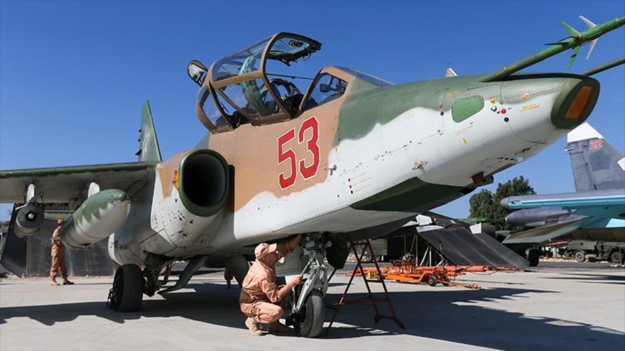 Un caza bombardero ruso desplegado en el aeródromo de la ciudad costera siria de Latakia, que participa en las operaciones antiterroristas rusas.