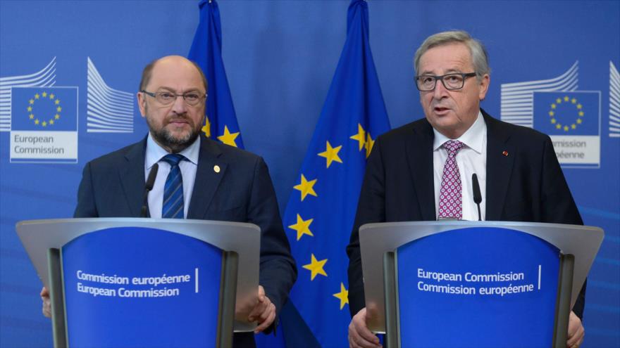 Presidente de la Comisión Europea (CE), Jean-Claude Juncker (dcha.), ofrece una conferencia de prensa junto con el presidente del Parlamento Europeo (PE), Martin Schulz, antes del inicio de la cumbre de Bruselas (capital belga), 18 de febrero de 2016.