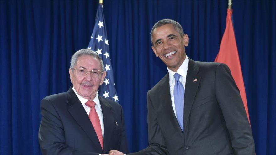 El presidente de EE.UU., Barack Obama (dcha.), y su homólogo cubano, Raúl Castro, en una reunión bilateral en el marco de la 70ª Asamblea General de las Naciones Unidas (AGNU) en Nueva York, 29 de septiembre de 2015.