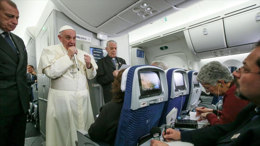 El papa Francisco habla con los periodistas en el avión que lo lleva de México a Italia, 18 de febrero de 2016.
