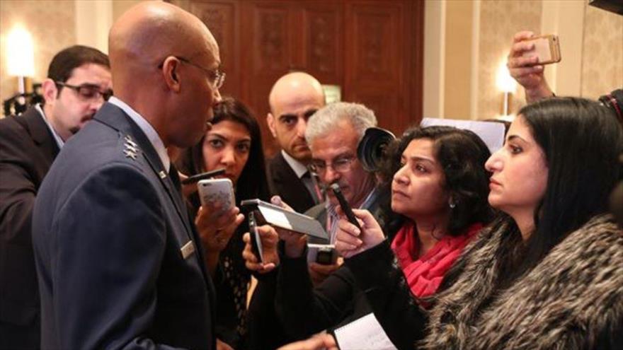 El teniente general Charles Brown habla ante la prensa en Manama, capital de Baréin, 26 de enero de 2016.