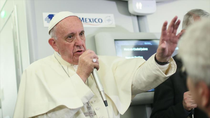 El papa Francisco habla ante la prensa a bordo del avión que le traslada de México a Italia, 18 de febrero de 2016. 