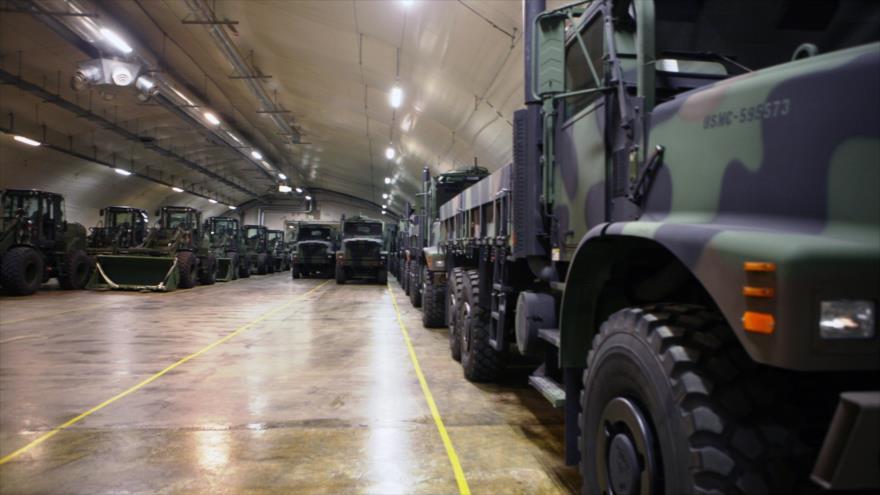 Vehículos militares estadounidenses dentro de una cueva militar en Noruega. 
