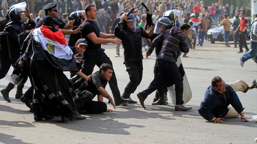 Policía egipcia se enfrenta a los manifestantes durante una protesta antigubernamental en la capitalina ciudad de El Cairo.