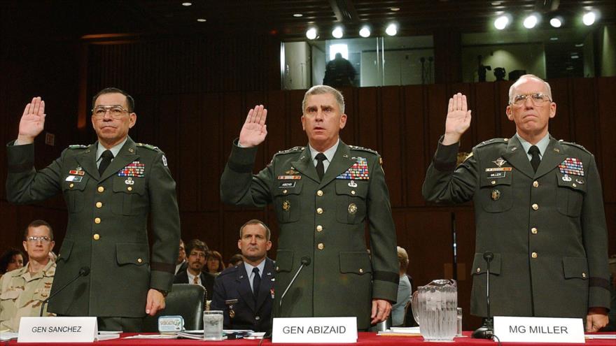 El general Geoffrey D. Miller (dcha.), exdirector de la base militar estadounidense de Guantánamo desde 2002 a 2004.