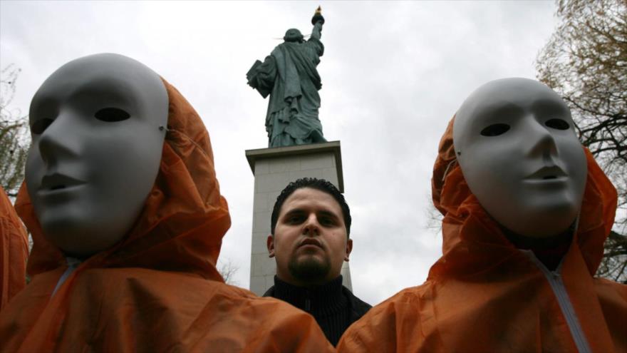 Mourad Benchellali, ciudadano francés y exreo de la base militar estadounidense de Guantánamo, protagoniza una protesta en Paris, capital gala, contra el centro de detención en el que estuvo preso, 6 de enero de 2007.