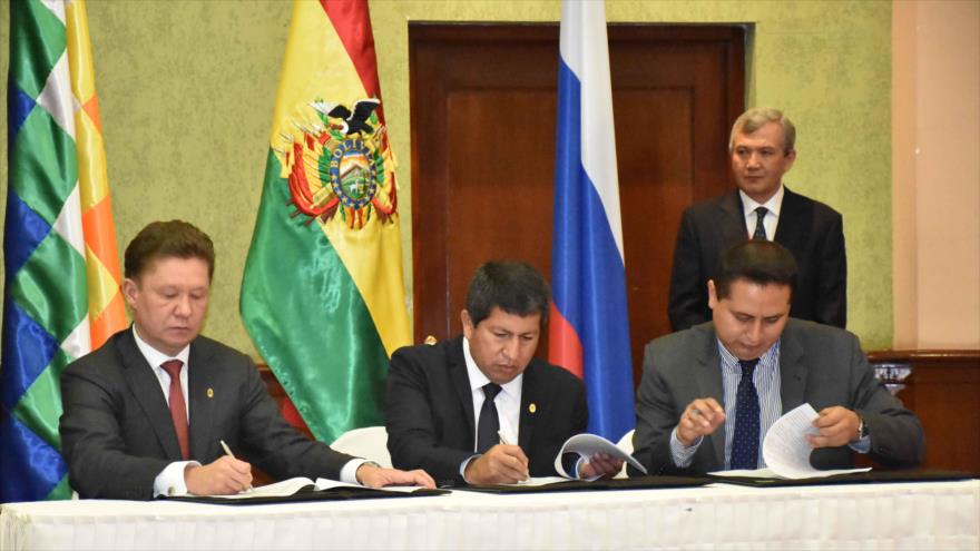 El presidente de la gasífera rusa Gazprom, Alexei Miller (izda.) y el presidente de Yacimientos Petrolíferos Fiscales Bolivianos (YPFB), Guillermo Acha (dcha.) en presencia del Ministro de Hidrocarburos de Bolivia, Luis Alberto Sánchez, 18 de febrero de 2016.