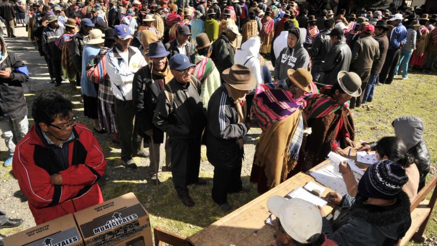 Bolivianos hacen cola para votar en comicios departamentales y municipales, 29 de marzo de 2015.