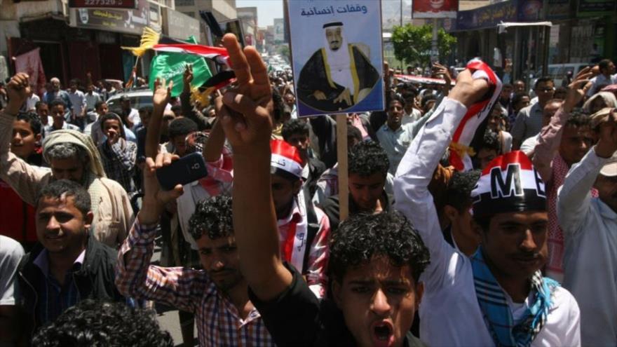Yemeníes condenan la agresión de Arabia Saudí durante una protesta llevada a cabo en la capitalina ciudad de Saná.