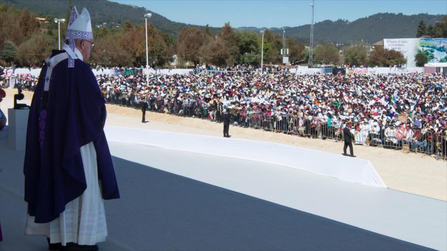 El papa Francisco celebró una misa en Chiapas, donde reivindicó a las comunidades indígenas de México y denunció su exclusión sistemática de la sociedad, 15 de febrero de 2016.