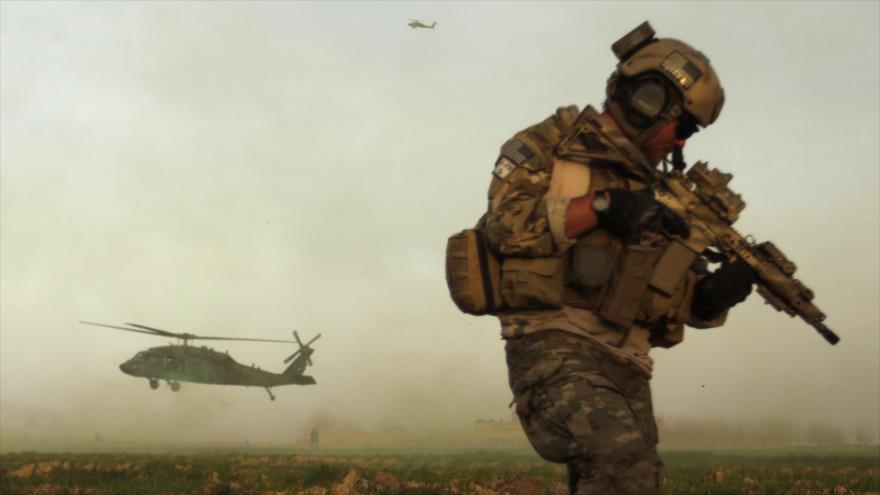 Helícopteros militares trasladan a los uniformados de la OTAN en Afganistán.