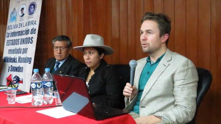 El especialista de WikiLeaks, Eirik Vold (dcha.), y la ministra de Comunicación, Marianela Paco, asisten a la conferencia "Bolivia en la mira: la información de EE.UU. revelada por WikiLeaks, Manning y Snowden", en La Paz, 18 de febrero de 2016.