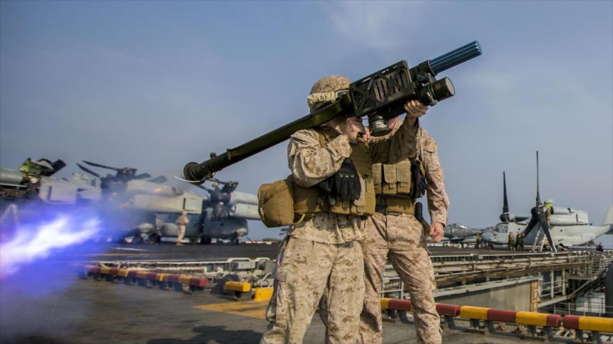 Un soldados estadounidense dispara un MANPAD Stinger.